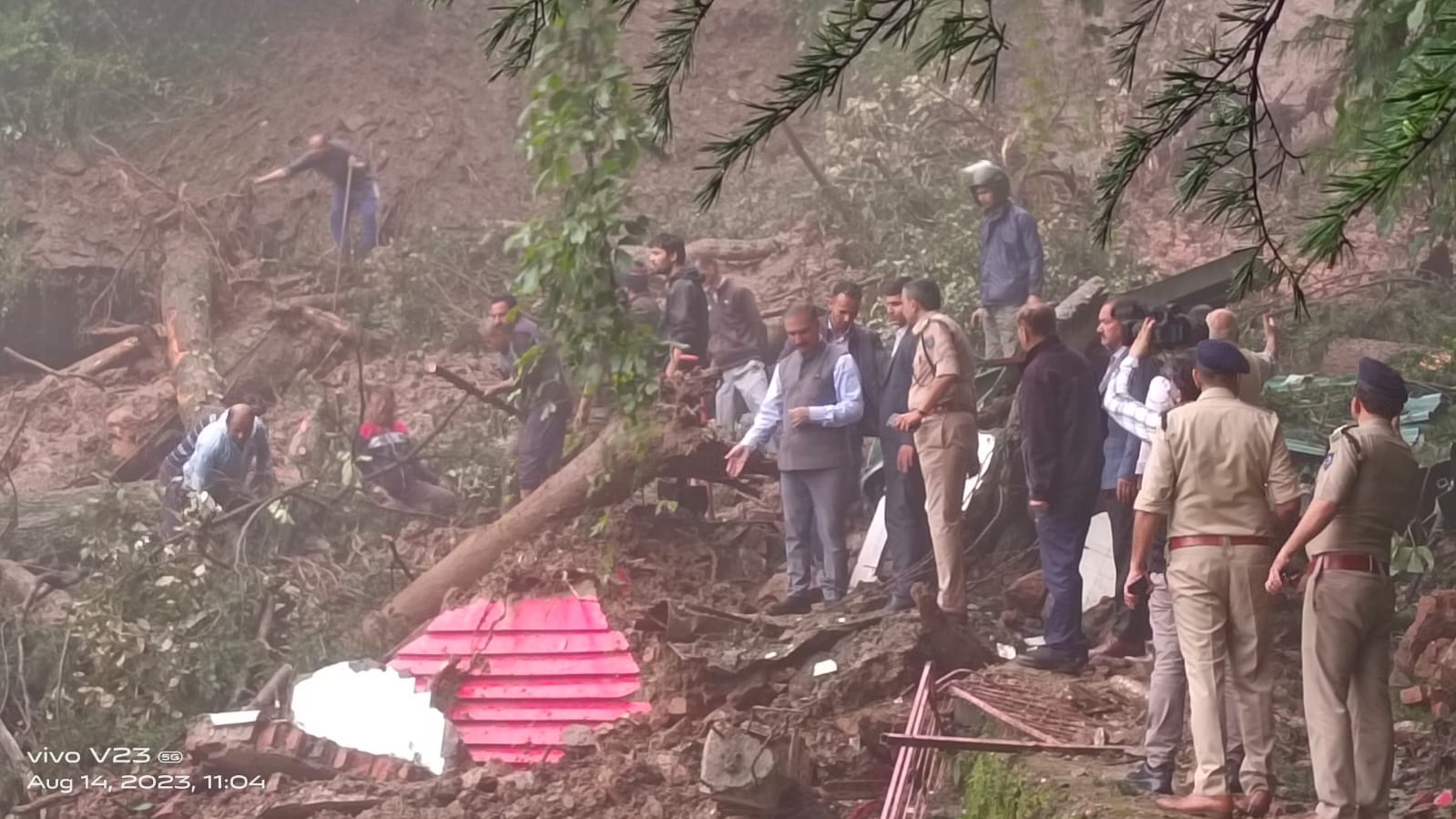 Shimla Landslide: शिव मंदिर में फंसे लोगों का जायजा लेने पहुंचे सीएम 
