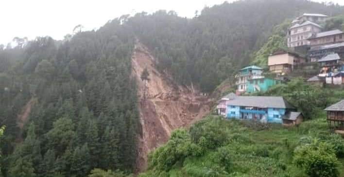 Heavy Rain in Himachal Pradesh: बादल फटने की वजह से मलबे में बह गई बस 