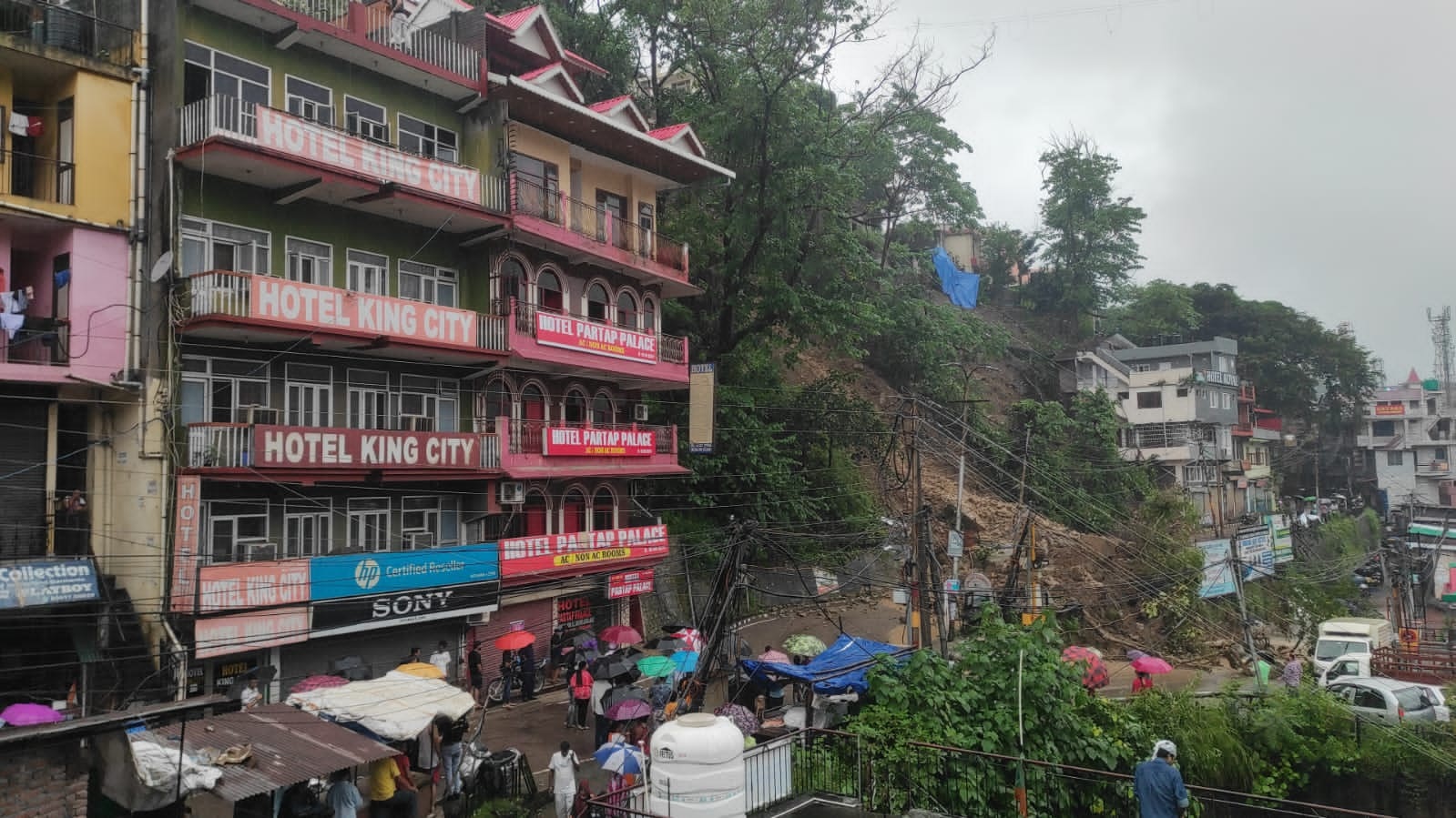 Heavy Rain in Mandi: बाढ़ और भूस्खलन की वजह से मंडी में 13 लोगों की मौत 