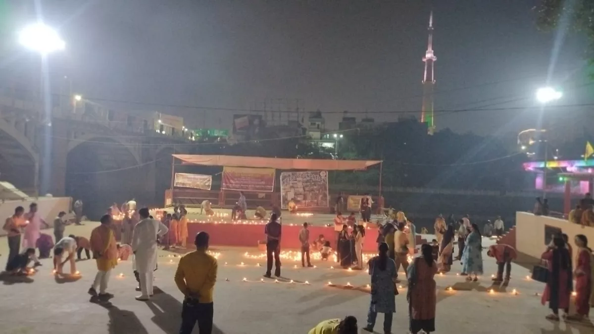 Dev Deepawali 2024 Live Updates: वरुणा तट स्थित शास्त्री घाट पर दीपों की सजावट।