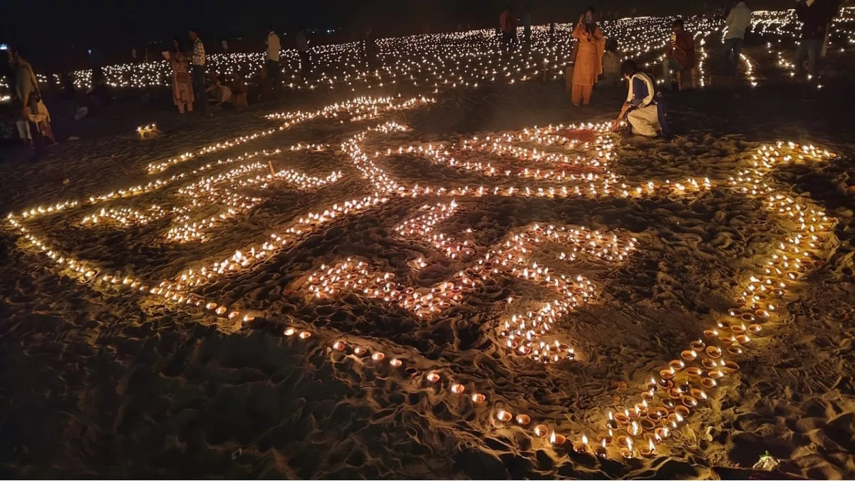 Dev Deepawali 2024 Live Updates: गंगा की रेती पर दीपों से सजावट