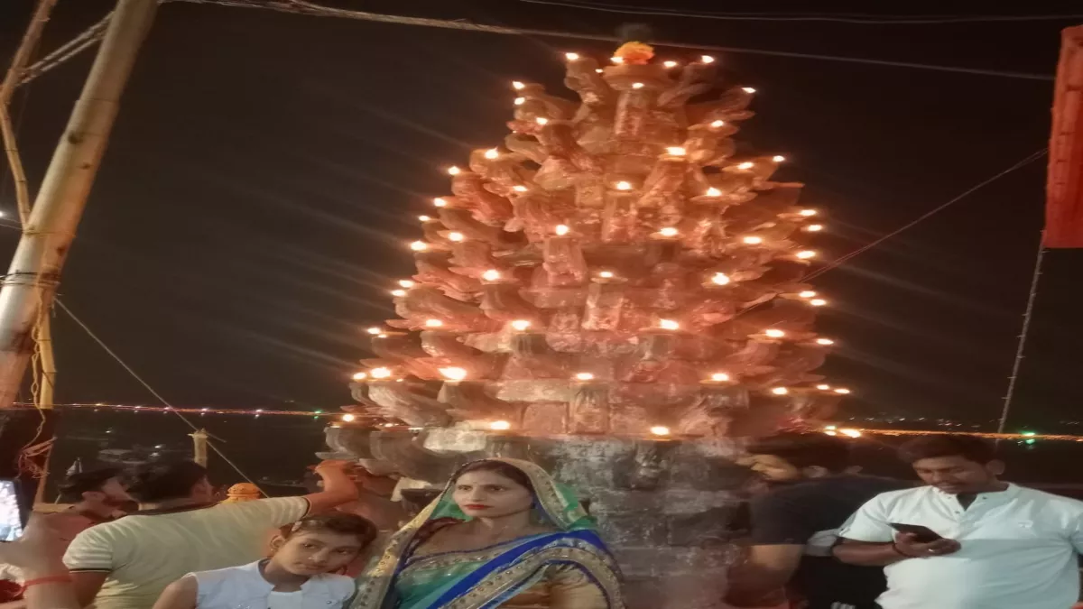 Dev Deepawali 2024 Live Updates: पंचगंगा घाट दीपों से रोशन हुआ हजारा