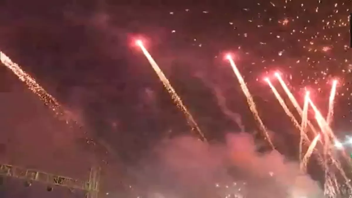 Dev Deepawali 2024 Live Updates: नमो घाट और गंगा द्वार के सामने आतिशबाजी का नजारा।