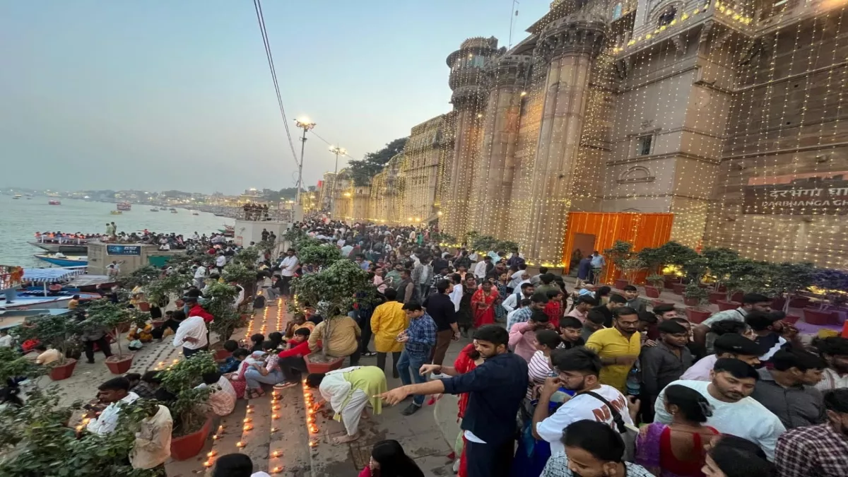 Dev Deepawali 2024 Live Updates: घाटों पर पर्यटकों की भीड़
