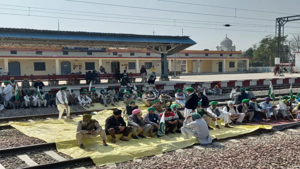 Farmers Protest LIVE: कई ट्रेनों पर लगी ब्रेक 