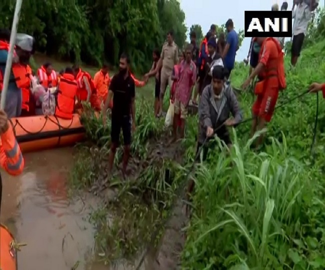 गुजरात में बाढ़ से बचाए गए 250 लोग 