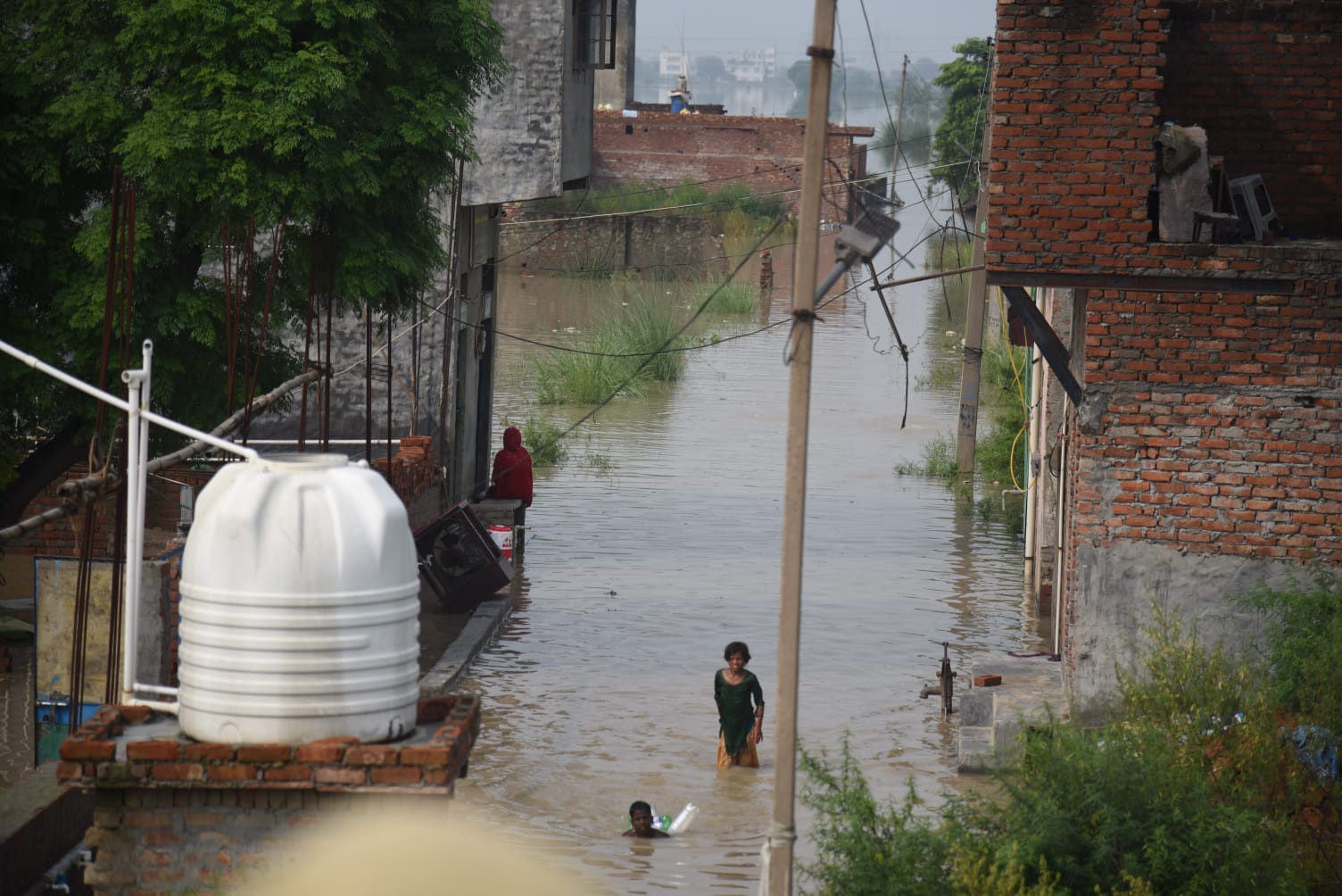 Delhi Flood Updates: गाजियाबाद के लोनी में भरा बाढ़ का पानी