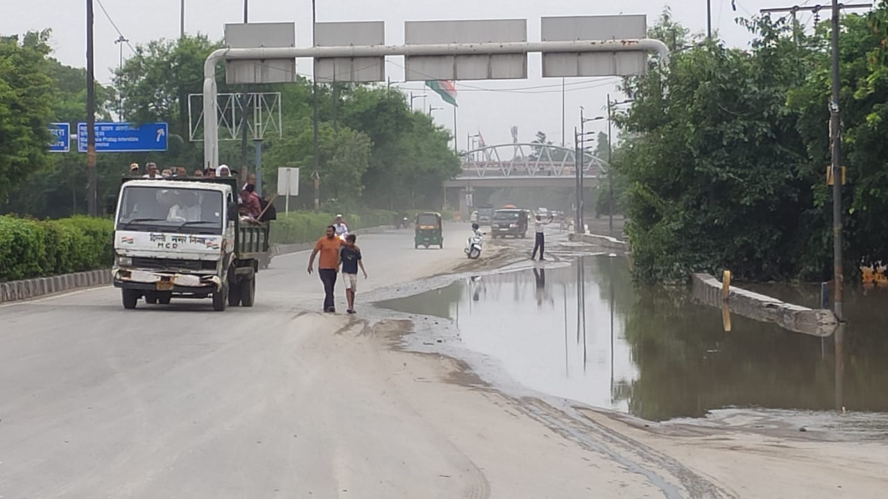 Delhi Flood Updates: सिविल लाइंस से उतरना शुरू हुआ बाढ़ का पानी