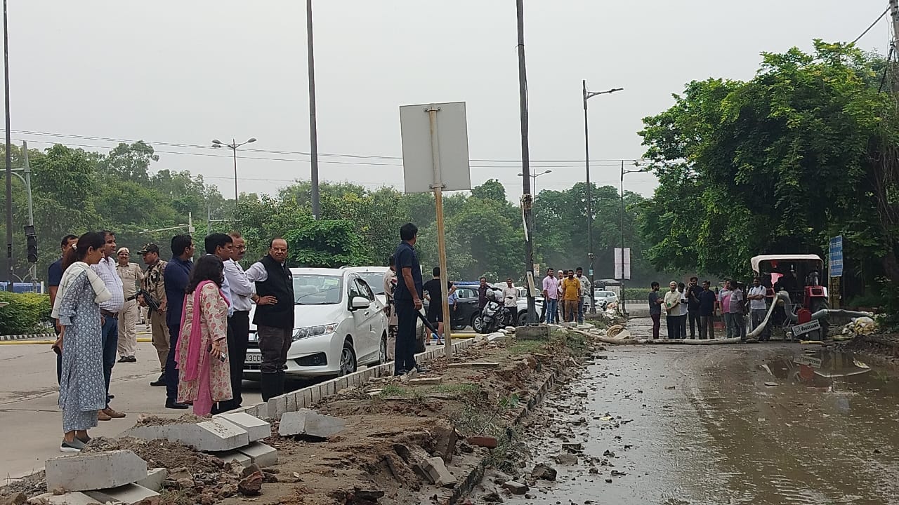 Delhi Flood Updates: सिविल लाइंस में पानी की स्थिति का निरीक्षण करने पहुंचे एलजी