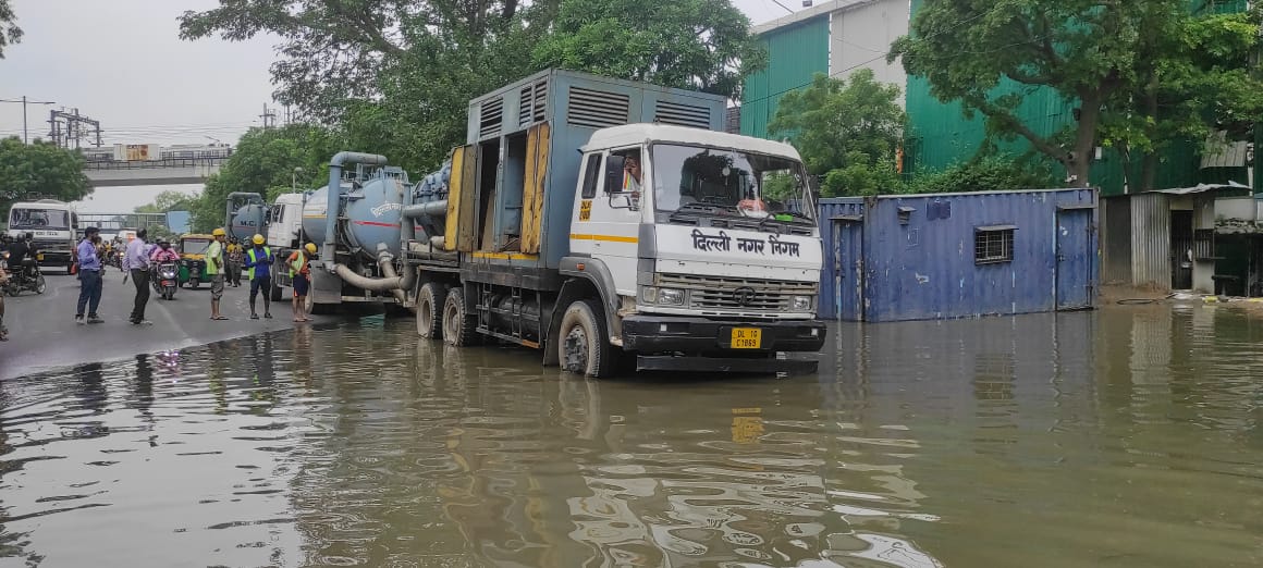 Delhi Flood Updates: WHO ऑफिस के पास पंप लगाकर निकला जा रहा है पानी