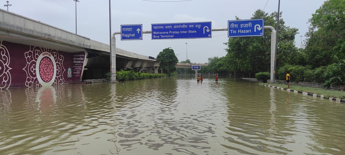 Delhi Flood Updates: दिल्ली के कई इलाकों में अभी भी भरा है बाढ़ का पानी
