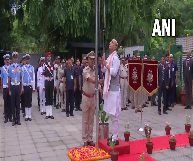  राजनाथ सिंह ने अपने आवास पर तिरंगा फहराया