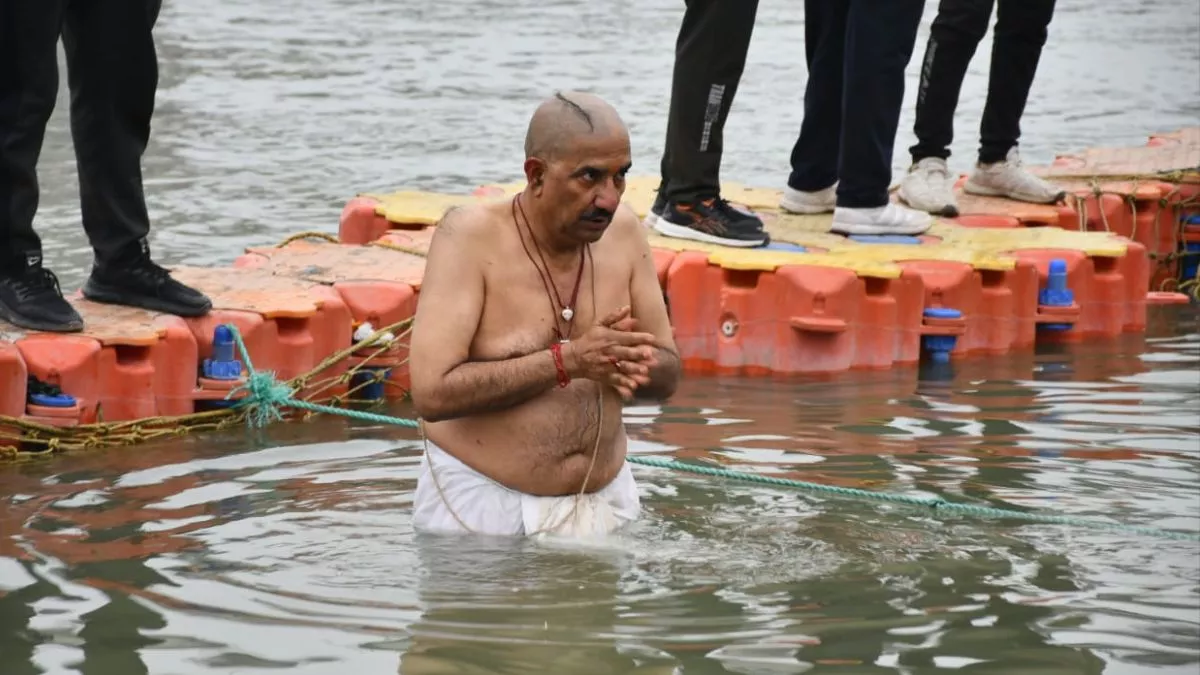 मुख्य यजमान डाॅ. अनिल मिश्र ने किया सरयू स्नान