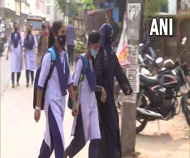 कर्नाटक में फिर खुले स्कूल-कालेज