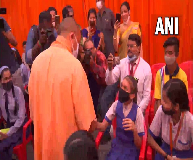 योगी आदित्यनाथ ने टीकाकरण बूथ का किया निरीक्षण