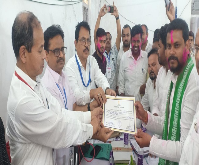 राजद उम्मीदवार अमर कुमार पासवान को प्रमाण पत्र 