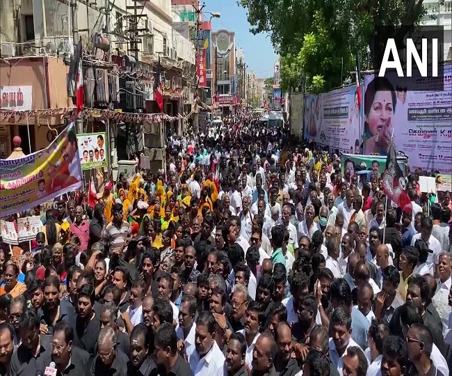 तमिलनाडु के मदुरै में बिजली की बढ़ी कीमतों के खिलाफ अन्नाद्रमुक का प्रदर्शन