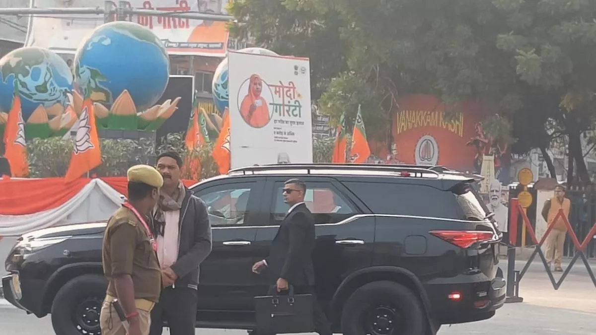 PM Modi Varanasi Visit Live Updates: शहर की ओर पहुंचा पीएम मोदी का काफिला