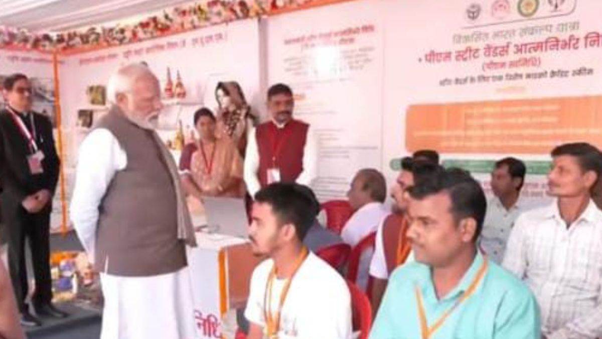 PM Modi Varanasi Visit Live Updates :  योजनाओं के स्टाल पर लाभार्थियों से की बात।