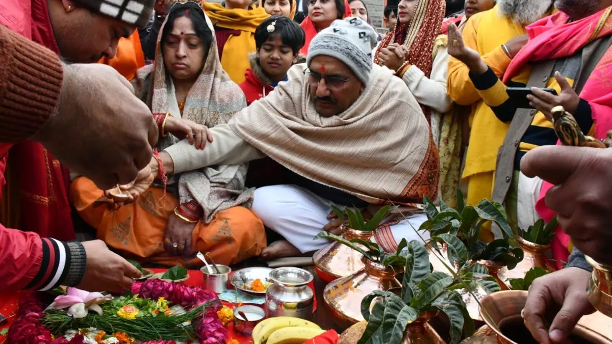 Ayodhya News live Update:  सरयू तट पर यजमान डॉ. अनिल मिश्रा ने क‍िया पूजन
