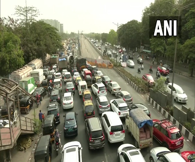 मुंबई में लगी वाहनों की लंबी कतारें