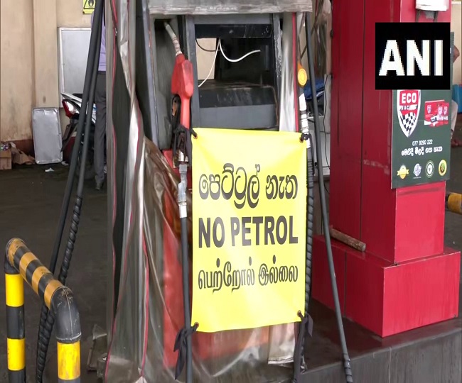 श्रीलंका में पेट्रोल पंप पर लगे 'नो पेट्रोल' के पोस्टर