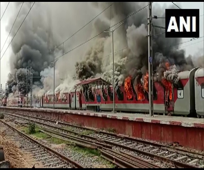 बिहार के लखीसराय जंक्शन पर प्रदर्शनकारियों ने ट्रेन में लगायी आग
