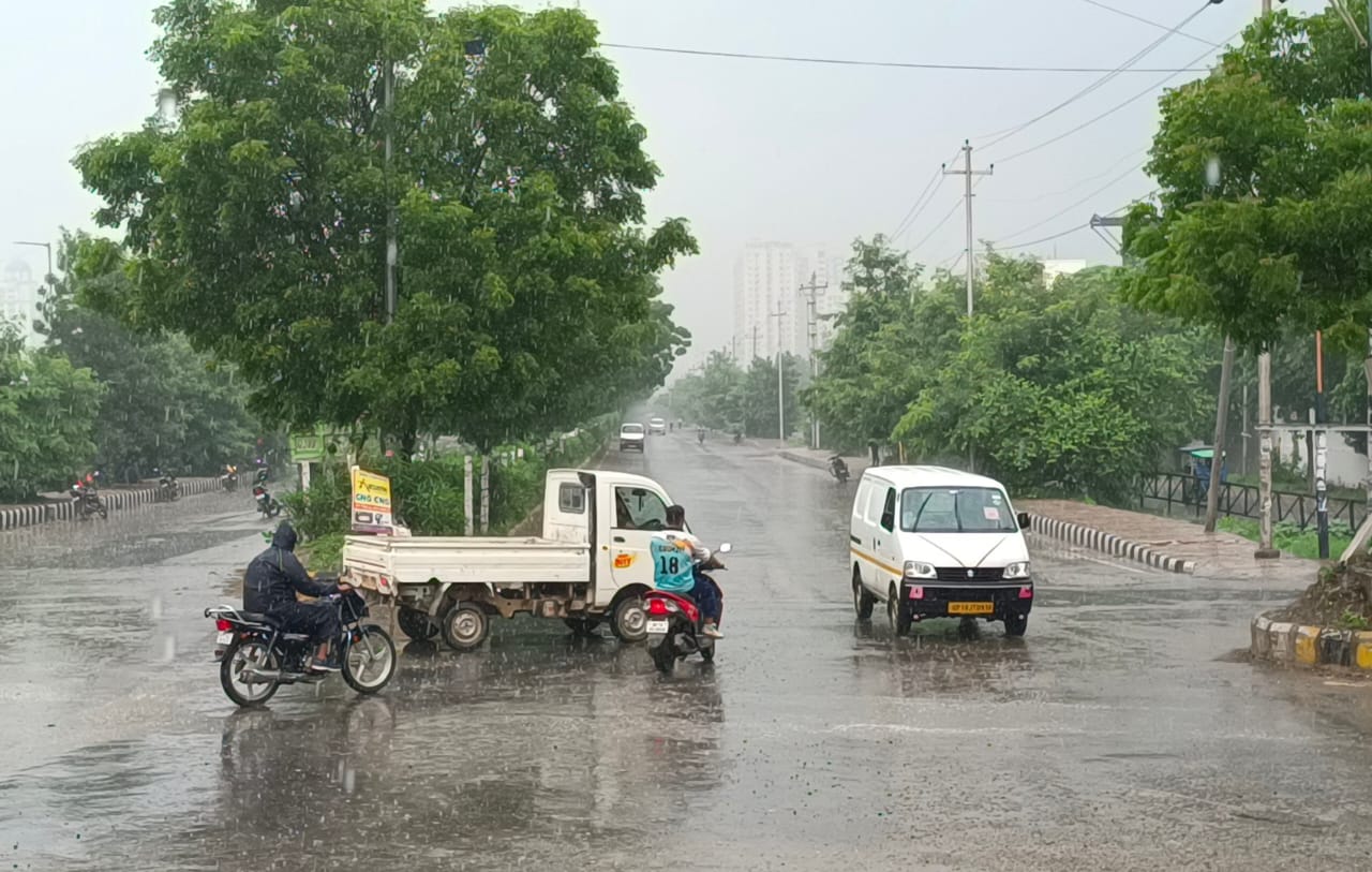 नोएडा में झमाझम बारिश