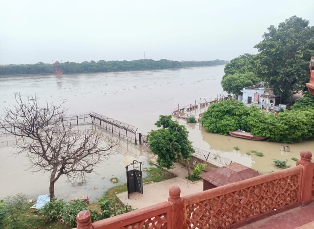 Agra News: यमुना में बाढ़ से बढ़ने लगी मुश्किलें, नालें किए टेप, ताकि शहर में न घुसे पानी