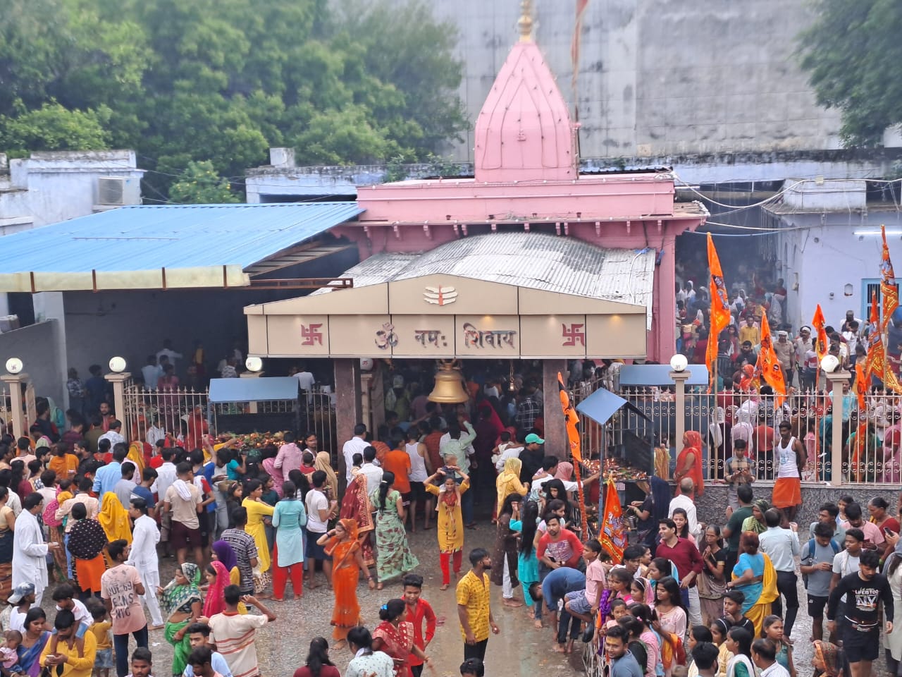 आगरा में सावन के दूसरे सोमवार पर शिव मंदिराें में उमड़े भक्त, भाेलेनाथ का किया जलाभिषेक