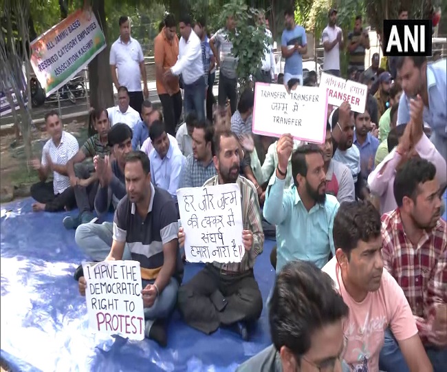 शोपियां में मजदूरों की हत्या के खिलाफ लोगों ने किया विरोध प्रदर्शन