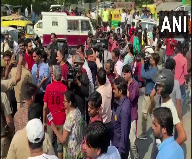 Noida के सेक्टर 100 में लोगों  ने सड़कों को किया जाम