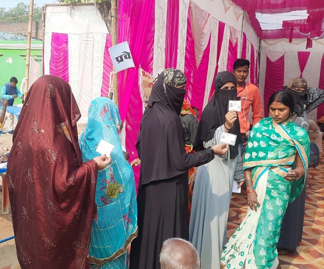 सिवान की गुठनी नगर पंचायत में दोपहर एक बजे तक 39.41 फीसदी मतदान