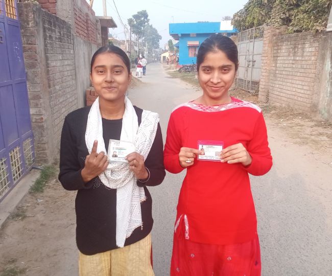 खगड़िया में पहली बार वोट डालने पहुंची युवतियों में उत्साह