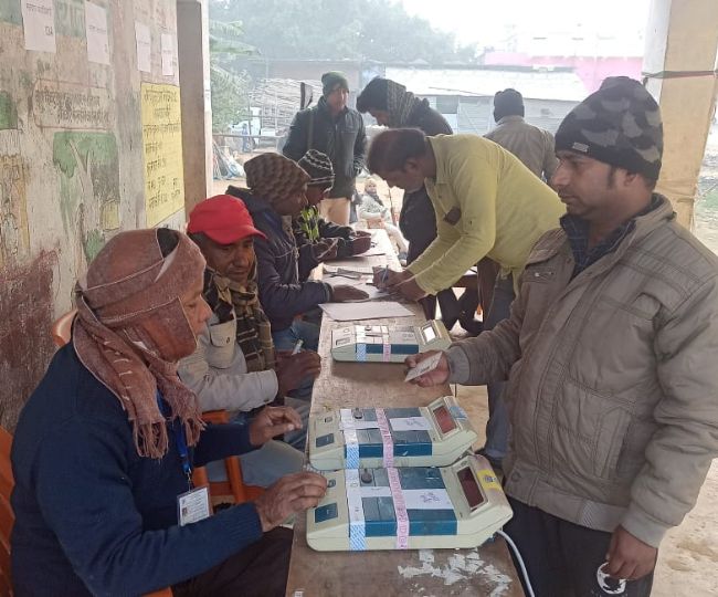 बांका के तीन नगर पंचायतों में 90 मतदान केंद्रों पर हो रहे मतदान 