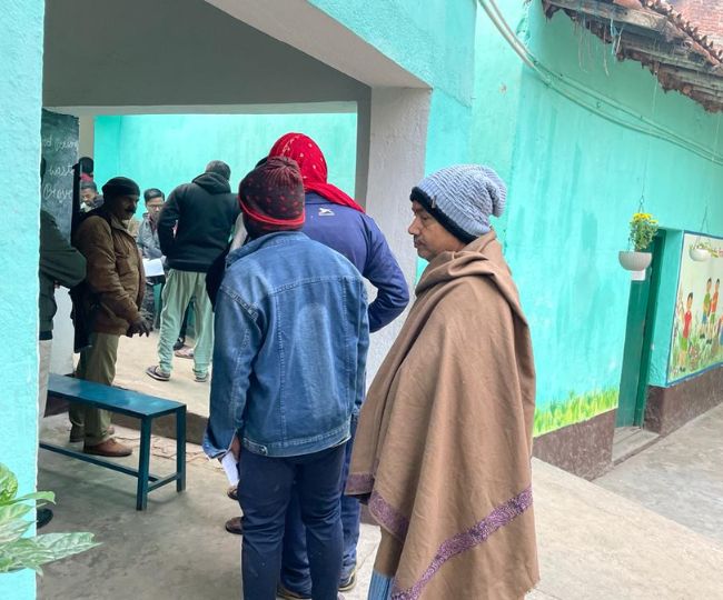 शेखपुरा में दो जगह पर ईवीएम खराब होने की सूचना