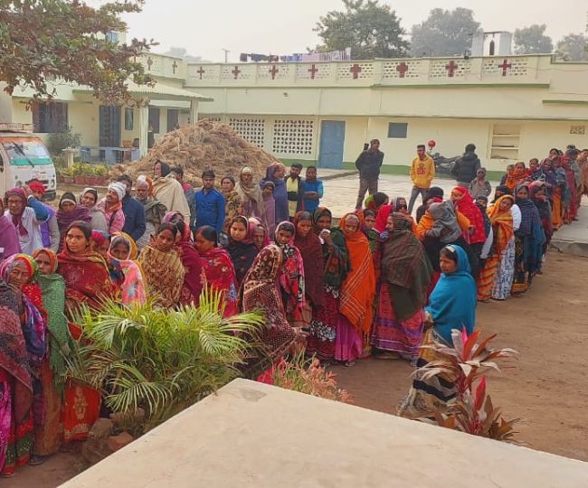 जमुई में मतदान केंद्रों पर पुरुषों को मात दे रही महिलाएं