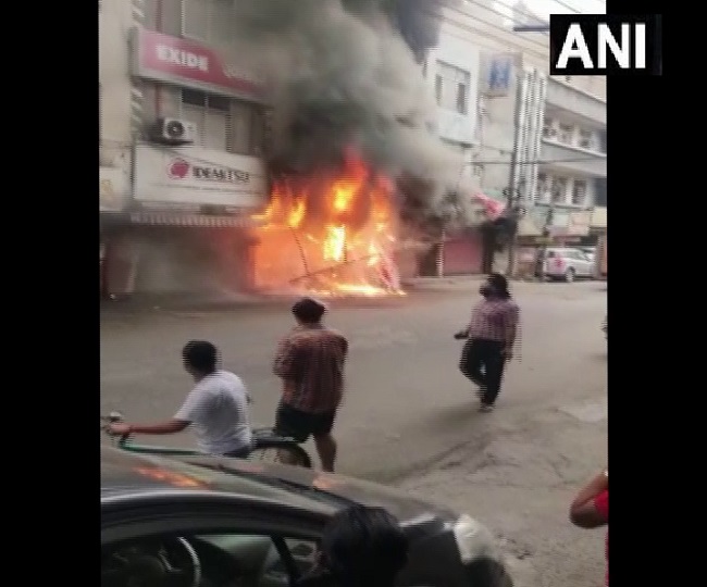 बाम्बे स्कूटर स्पेयर पार्ट्स की दुकान में लगी आग