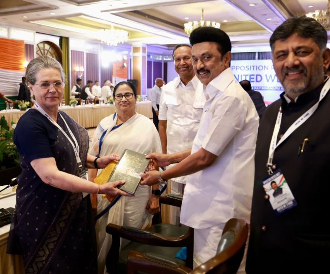 Bengaluru Opposition Meeting LIVE: एमके स्टालिन ने सोनिया गांधी को भेंट की किताब