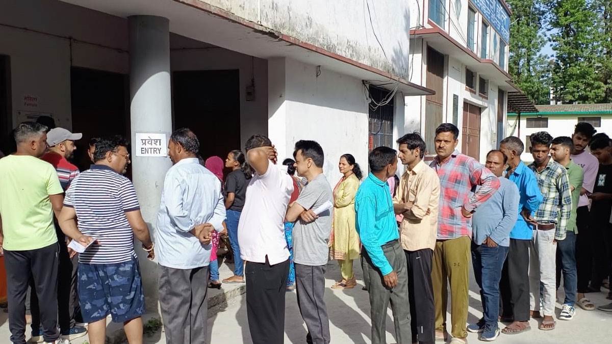 Uttarakhand Election 2024 Voting Live: देहरादून के श्री गुरु राम राय लक्ष्मण विद्यालय में भीड़