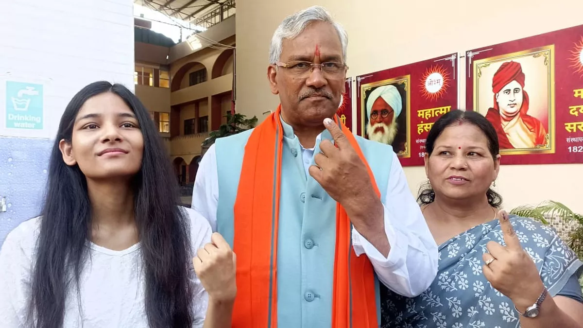 Uttarakhand Election 2024 Voting Live: हरिद्वार सीट भाजपा प्रत्याशी त्रिवेंद्र सिंह रावत ने डाला वोट