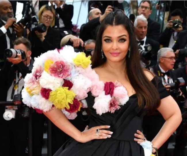Aishwarya Rai Cannes 2022 Red Carpet Look: ब्लैक फ्लोरल गाउन में ऐश्वर्या राय ने लगाई आग