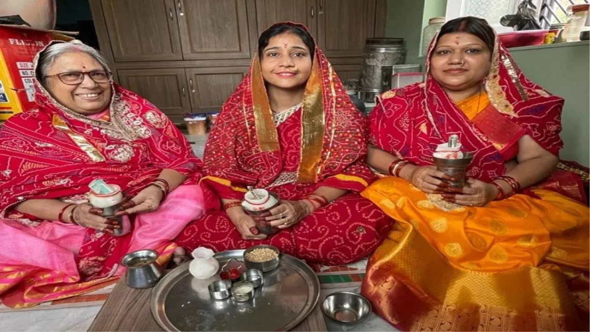 बक्सर में महिलाओं ने सामूहिक रूप से करवा चौथ की कथा भी सुनी