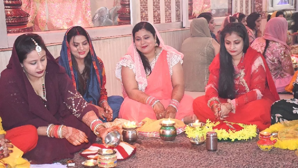 महिलाओं ने किया करवा पूजन, सुनी कथा
