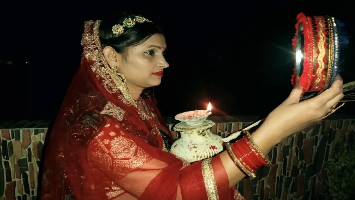 छत से देखा चांद