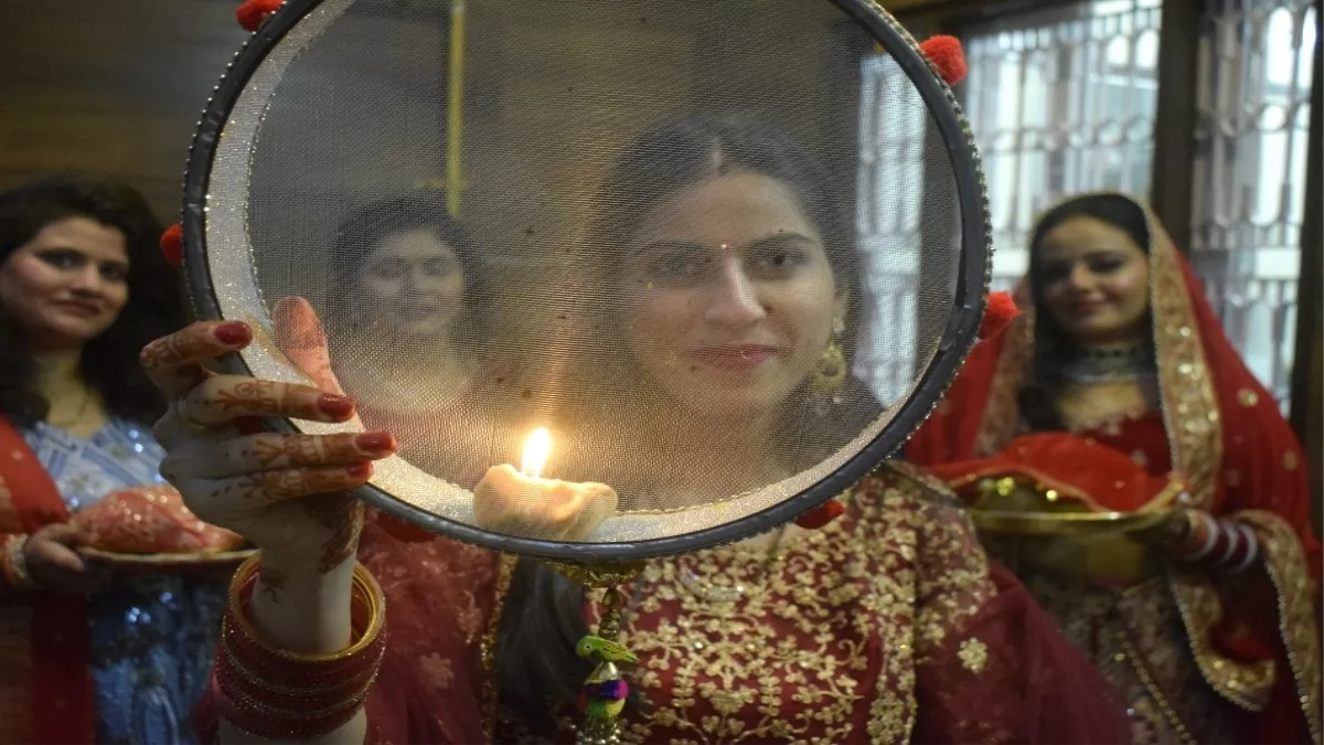 पूजन के बाद देखा चांद