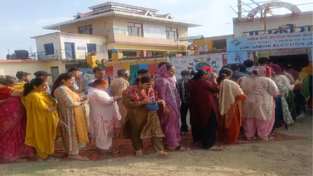 Lok Sabha Election 2024 Voting Live: वोट डालने के लिए अपनी बारी का इंतजार करते लोग