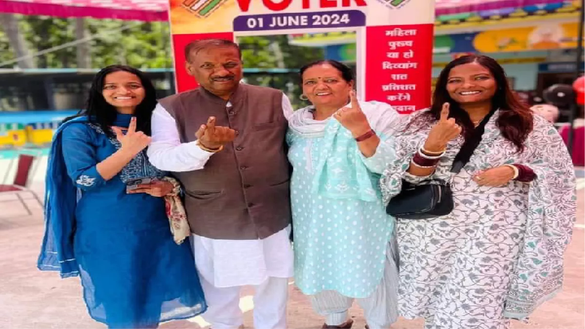 Himachal Lok Sabha Election Voting: पांवटा साहिब के विधायक सुखराम चौधरी ने परिवार के साथ किया मतदान