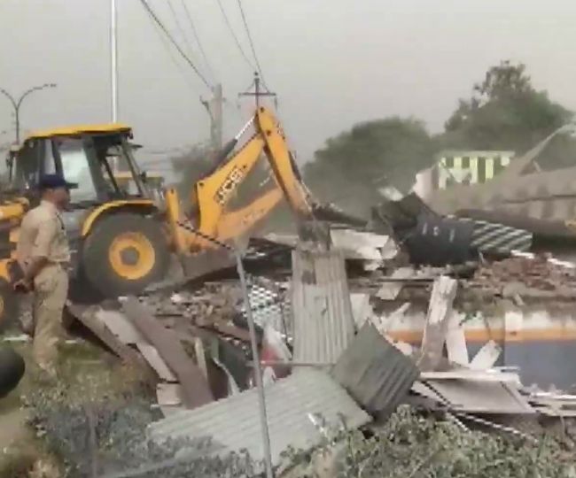 जम्मू में अतिक्रमण के खिलाफ चला बुलडोजर