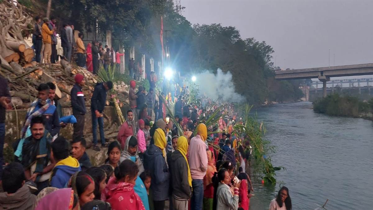Chhath Puja 2023 : उगते हुए सूर्य को अर्घ्य देने के साथ समाप्त हुआ महापर्व छठ, घाटों पर उमड़ रहे श्रद्धालु 5 नंगल में सतलुज दरिया के घाट पर छठ पूजा के लिए पहुंचे श्रद्धालु